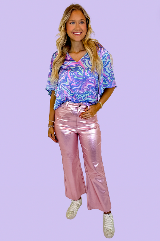 Wavy abstract print V-neckline Flare sleeves Oversized fit Easy to style 100% Polyester